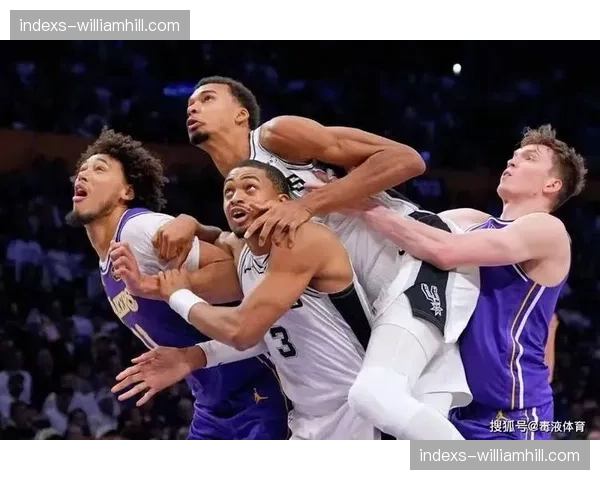 约翰逊吸引包夹为队友创造机会 山东队进攻空间因外线威胁而拉开